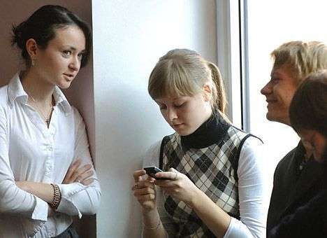 Минобразования разрешило ученикам пользоваться мобильными телефонами