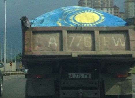 В Казахстане на мужчину завели дело за накрывание мусора флагом