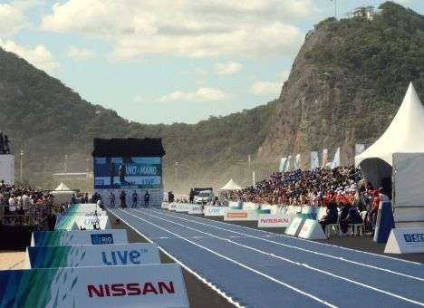 Рекордсмен мира по бегу принял участие в забеге на самом престижном пляже Рио (ВИДЕО)