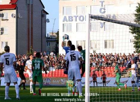 Матч Премьер-лиги посмотрели с балкона дома (ФОТО)