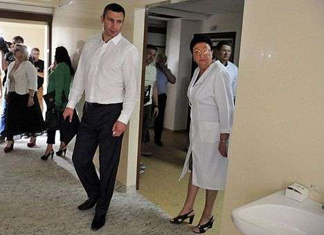 Киевским больницам вернули горячую воду - Кличко