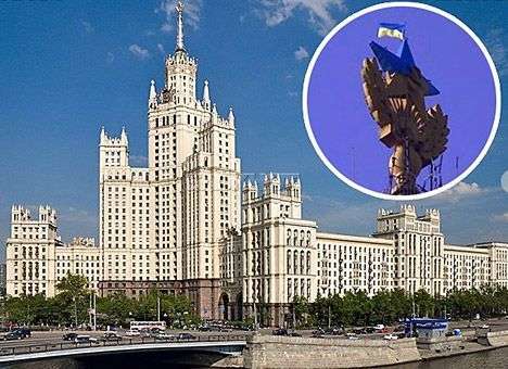 В Москве на шпиле знаменитой сталинской высотки вывесили украинский флаг и покрасили звезду (ФОТО)