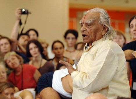 Ушел из жизни один из ведущих мастеров йоги Айенгар