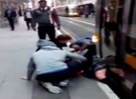 Пассажиры сдвинули трамвай, чтобы спасти школьницу в  Дублине (ВИДЕО)