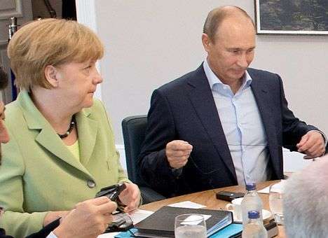 Меркель попросила Путина объяснить присутствие войск РФ в Украине