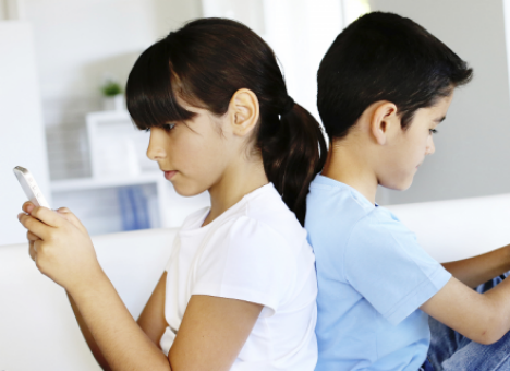 «Воздержание от смартфонов» помогает детям лучше понимать друг друга