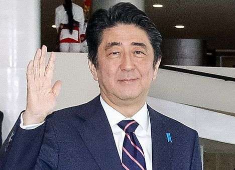 Самое «долгоживущее» правительство Японии подало в отставку