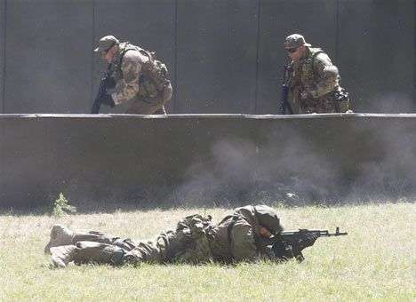 Вся экономика страны работает на украинскую армию - Яценюк