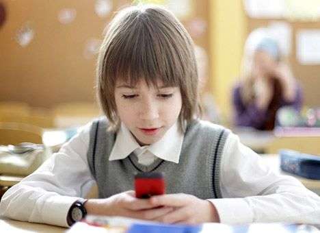 МОН разрешило детям пользоваться мобильными телефонами во время уроков