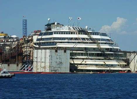 К затонувшему лайнеру Costa Concordia начали за деньги водить туристов