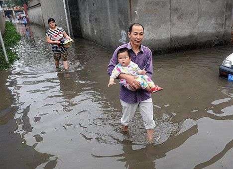 От наводнений в Китае пострадали более 420 тыс. человек
