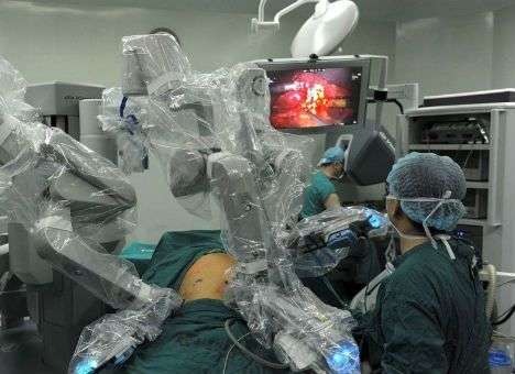 Робот-хирург провел первую успешную операцию