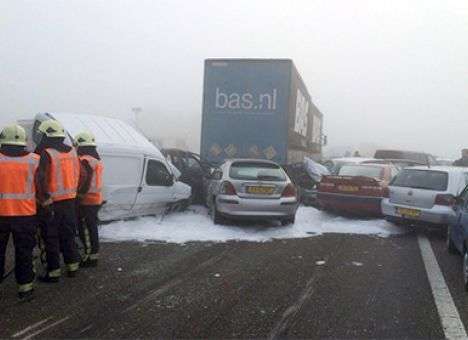 До 150 автомобилей столкнулись в тумане в Нидерландах