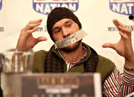 Боксер Фьюри провел официальную пресс-конференцию с заклеенным ртом (ФОТО)