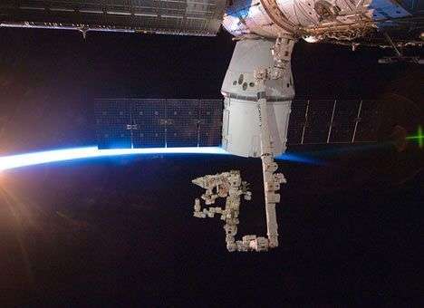 Коммерческий корабль NASA пристыковался к МКС
