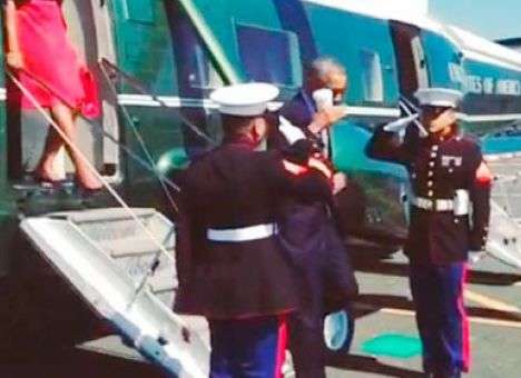 Обаму раскритиковали за приветствие морских пехотинцев со стаканом в руке (ВИДЕО)