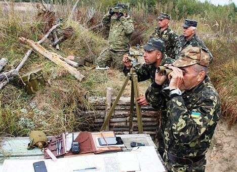 Порошенко распорядился направить в зону АТО военных комиссаров