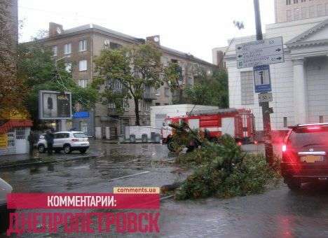 В центре Днепропетровска из-за урагана случился транспортный коллапс (ФОТО)
