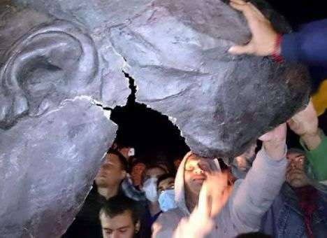 Следователь закрыл дело за снос памятника Ленину в центре Харькова