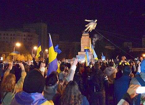 В центре Харькова свалили памятник Ленину (ВИДЕО)