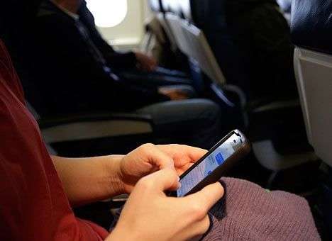 В Евросоюзе разрешили пользоваться мобилками в самолетах