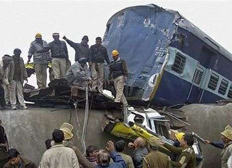 Два поезда столкнулись в Индии, более 10 погибших