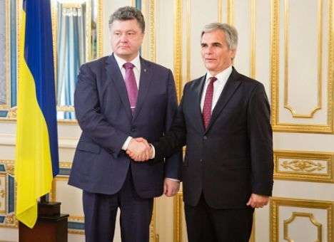 Канцлер Австрии поддержал мирный план Порошенко