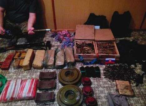 СБУ обнаружила тайник со взрывчаткой и оружием в Луганской области (ФОТО)