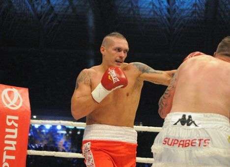 Усик нокаутировал Брюэра в седьмом раунде