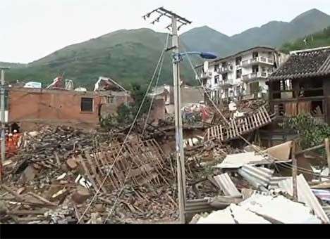 Из-за землетрясения в Китае эвакуированы тысячи человек, сотни раненых (ВИДЕО)
