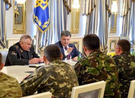 Порошенко попросил честно рассказать о событиях в зоне АТО и дезертирах