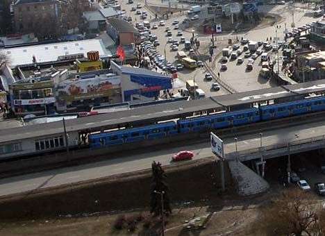 В столичном метро на рельсы упал человек, движение приостановлено