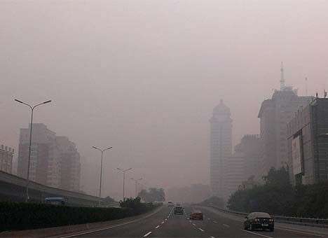 Пекин накрыло сильным смогом. Объявлен «оранжевый» уровень опасности