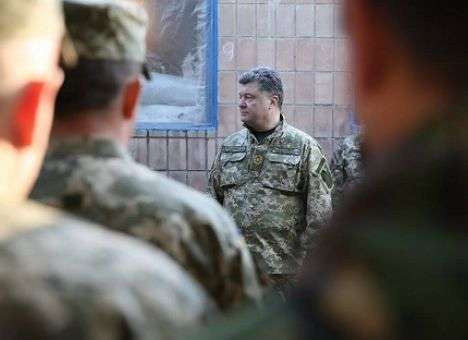 В 32 км. от Донецка Порошенко попробовал солдатскую еду и проверил опорно-дозорный пункт