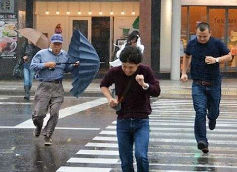 Из-за тайфуна в Японии эвакуированы сотни тысяч человек, число пострадавших растет