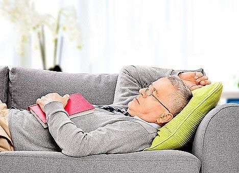 Ученые выяснили, почему старики спят мало
