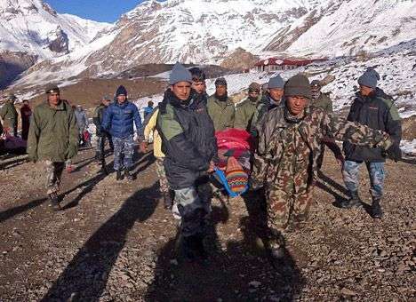 Жертвами снежной лавины в Гималаях стали почти 30 туристов, более 80-ти не выходят на связь