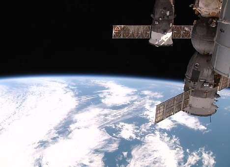 В радиаторе МКС обнаружена крупная пробоина