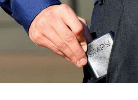 Презентовано устройство, которое заряжает гаджеты от энергии человеческих шагов (ВИДЕО)