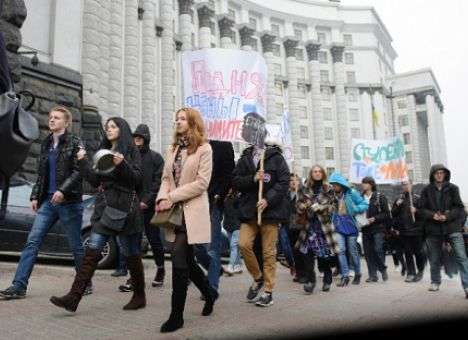 Киевские студенты устроили под Кабмином «марш пустых кастрюль» (ФОТО)
