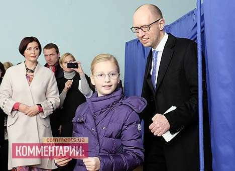 Яценюку помогла проголосовать младшая дочь (ФОТО)