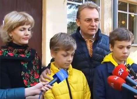 Садовый проголосовал на своем участке во Львове вместе с женой и сыновьями