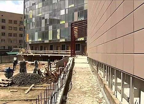 Недостроенный корпус «Охматдета» разваливается, дорогое оборудование вывозится - СМИ