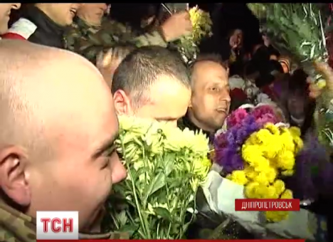 Жители Днепропетровска встречали защитников донецкого аэропорта на коленях (ВИДЕО)