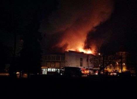 В Киеве горит кинотеатр «Жовтень» (ФОТО, ВИДЕО)