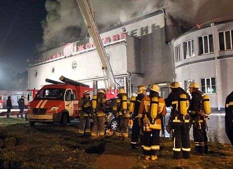 Вспыхнувший ночью кинотеатр «Жовтень» тушили около 80 спасателей (ФОТО)