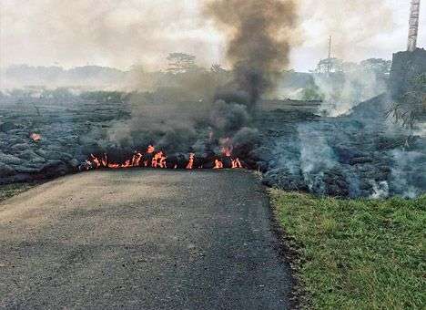 На Гавайях поток раскаленной лавы стирает в лица земли целый остров