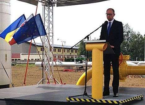 Яценюк распорядился начать платить за российский газ