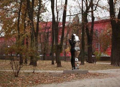 В Киеве появился необычный памятник любви (ФОТО)