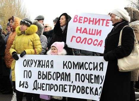 ОИК №50 не может пересчитать голоса из-за отсутствия кворума, а избиратели вышли на митинг (ФОТО)